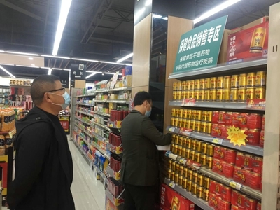 省市场监管局检查组对我县特殊食品经营示范店进行现场验收